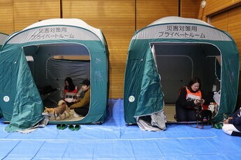 災害対策用プライベートルームに入る参加者