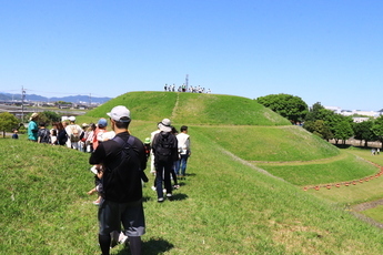青塚古墳ガイドツアーの様子
