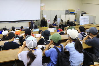 日本モンキーセンターでニホンザルに関する学習プログラムを受ける参加者