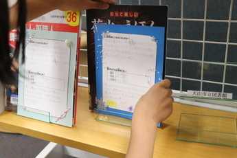 完成したポップを展示する様子