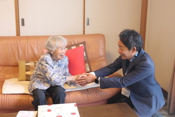 原市長と握手する様子