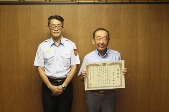 感謝状をもって記念撮影