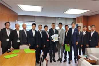 大臣官房長と記念撮影