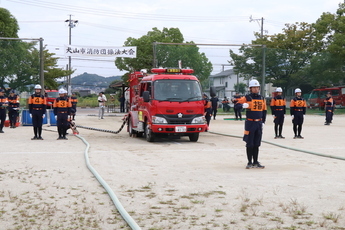 消防車と消防団員