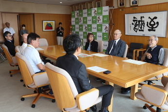 元社会教育委員の話を伺う様子