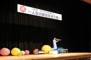 クラウン（ピエロ）のパフォーマンスの様子